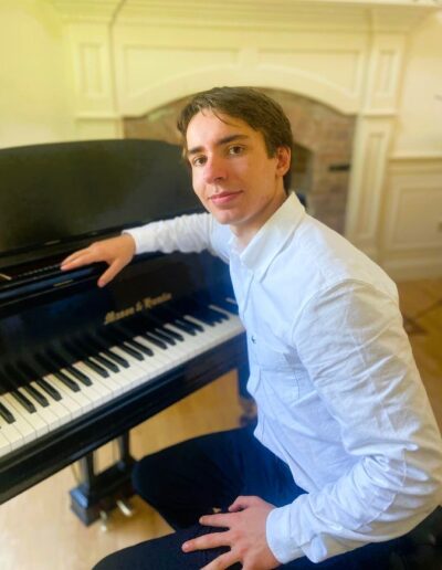 Julian Mohmand-Borkowski (piano)